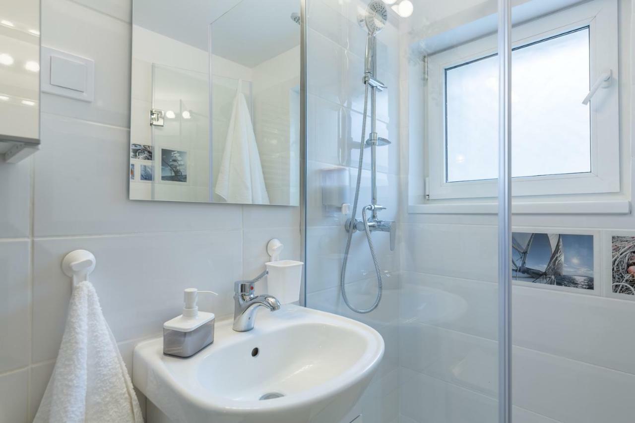 Central Stylish & Cozy One Bedroom Apartment - Adela Accommodation - Ideal For Long Stays Bucureşti Eksteriør bilde