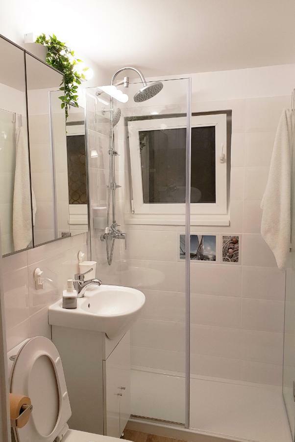 Central Stylish & Cozy One Bedroom Apartment - Adela Accommodation - Ideal For Long Stays Bucureşti Eksteriør bilde